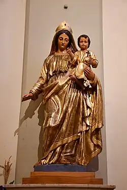 La Vierge à l'enfant sur l'autel de droite.
