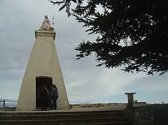 La statue de la Mère Admirable et la table d'orientation.