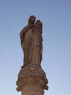Vierge à l'Enfant en face de l'église.