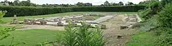 Vue panoramique des vestiges d'un groupe de bâtiment.