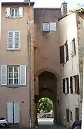 Porte de la cour du château.