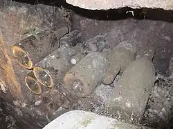 Vieux millésimes de clavelin de vin jaune en cave