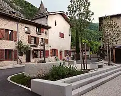 Le Vieux village groupé autour de l'église du XIIe&nbsp;siècle.