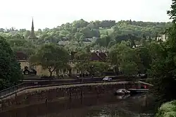 Photo. Colline boisée et rivière