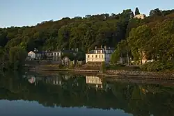 Le pavillon de musique de madame du Barry en haut de la colline.