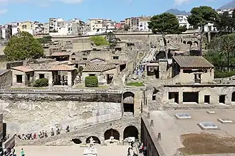 série de petits édifices sur une terrasse