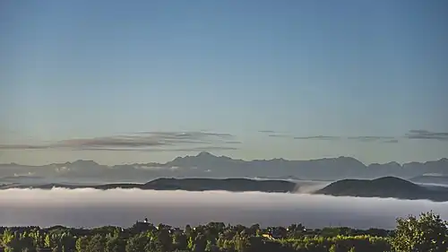 Vue sur le centre de Mondavezan et sur les Pyrénées, depuis Ganchat, en haut de Mondavezan