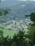 Vue plongeante sur la vallée avec en bas l'abbaye de Tintern.