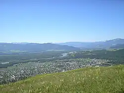 Vue en direction du sud-ouest avec les monts Katoun au fond.