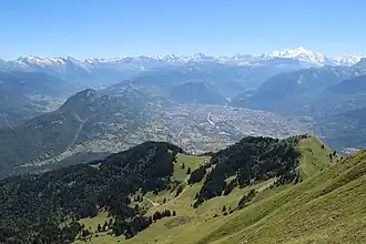 Vue de Cluses dans la vallée de l'Arve depuis le Môle au nord-ouest avec l'extrémité aval de la cluse de l'Arve derrière la ville ; en arrière-plan sur la droite, le massif du Mont-Blanc.