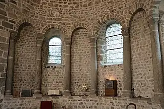 Détail de l'abside et ses colonnettes.