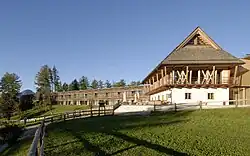 Ce complexe hôtelier est situé dans les Alpes italiennes et représente grandement les créations de Matteo Thun au sein de ce domaine. Construit en bois de mélèze local, l’hôtel s’intègre facilement dans le paysage et exploite les ressources naturelles comme la lumière du soleil afin de réduire l’usage d’énergie artificielle.