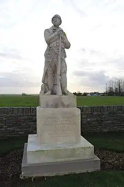 Statue érigée par la commune en 1921 en l'honneur des soldats morts en ce lieu.