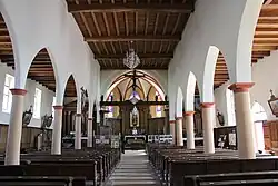 La nef, flanquée de ses deux bas-côtés, date du XIXe&nbsp;siècle.