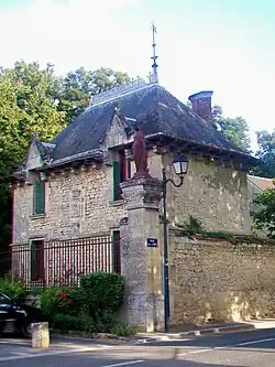 Pavillon de garde Sud-Est, rue de la Comté (RD 169).