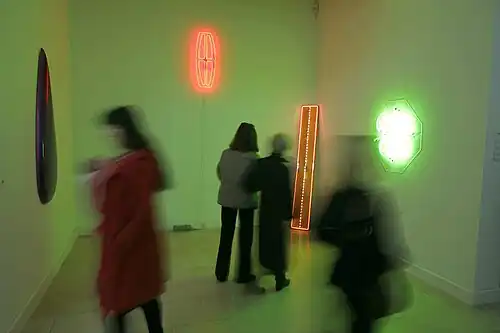 Galerie des cyprès et du patio. Exposition « À moitié carré, À moitié fou » (2007).