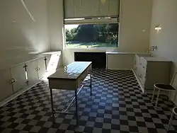 Arrière-cuisine avec vue sur le parc.