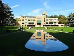 La villa et son reflet dans le bassin du jardin.