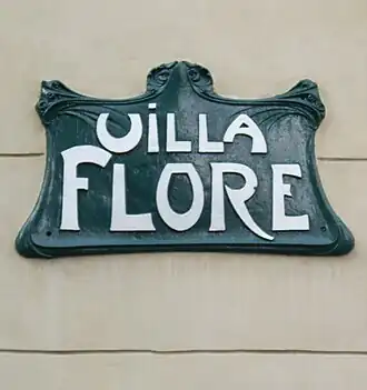 Plaque de la voie en style art nouveau.