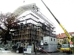Installation de l'échafaudage parapluie autour de la villa, 19 octobre 2016.