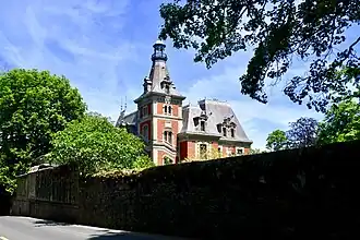 La Villa Perrot vue depuis la Route de Pregny.