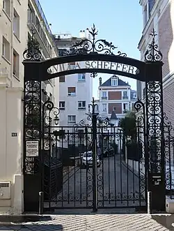 La grille d'entrée depuis la rue Scheffer.