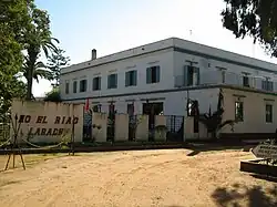 photographie couleurs : une grande maison avec une terasse