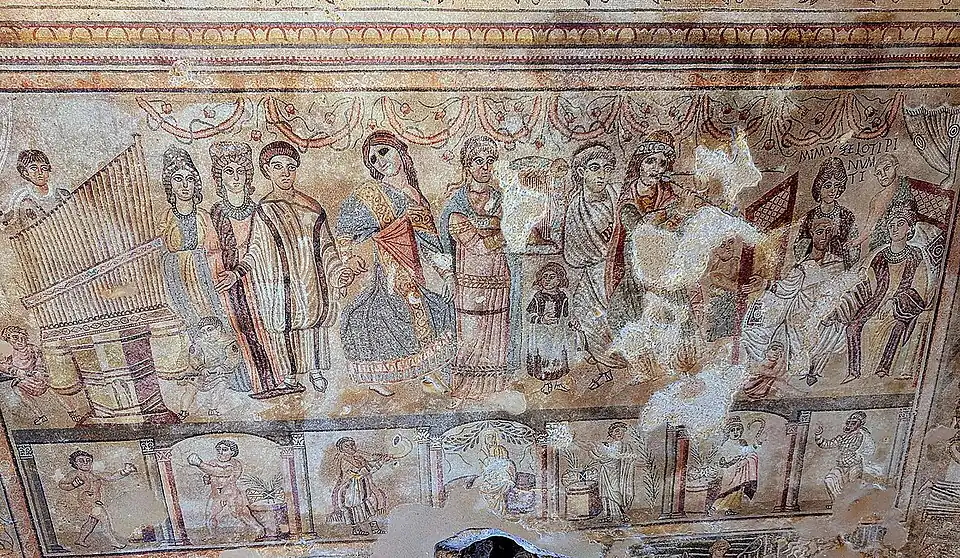 Mosaïque partiellement dégradée formant le sol d'un local