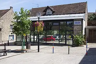 Vue d'un bâtiment de services publics : enseigne « police municipale ».