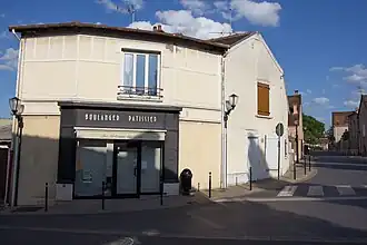 Vue de la devanture d'un magasin ; enseigne « boulanger - pâtissier ».