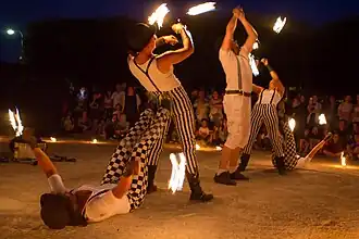 Jongleurs faisant tourner des torches de feu.