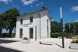 Vue de l'ancien bâtiment voyageurs de la gare de Villabé rénové en 2016.
