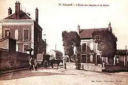 Vue de deux bâtiments communaux, mairie et école, sur une carte postale ancienne sépia.