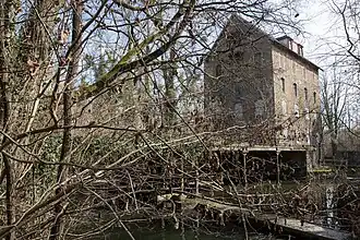 Vue d'un ancien bâtiment servant de moulin à eau sur une île.
