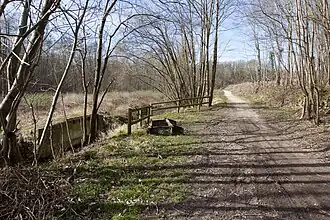 vue d'une zone semie-boisée dans le creux d'une vallée