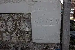 Une inscription au bas d'un mur d'un bâtiment indiquant l'altitude de 46,9&nbsp;m