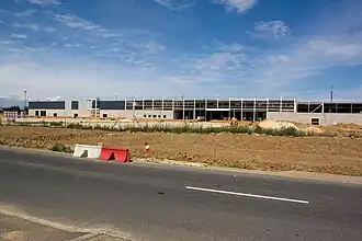 Vue d'une zone commerciale en cours de construction.