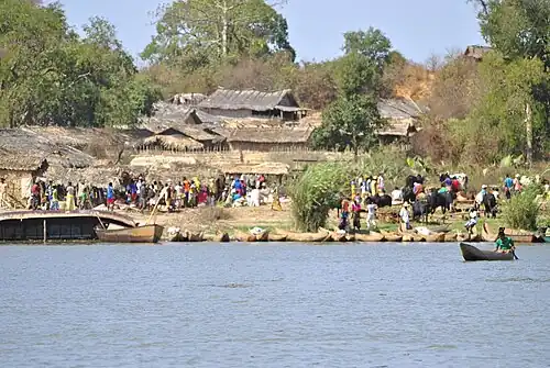 Village de Makary au bord du lac Kinkony pendant le jour du marché, Boeny, Madagascar.