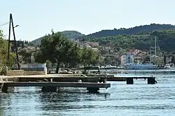 Maisons de bord de mer et bateaux à Preko