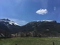 le Châtel ou Bonnet de Calvin dominant le village