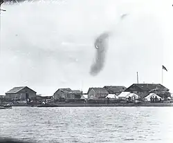 Quelques bâtiments sur une plage