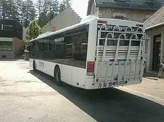 Photographie du car de la navette devant la gare routière.