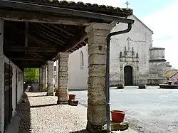 L'ancienne halle devant l'église.