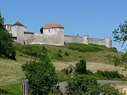 Vue depuis le sud-est avec la tour de la Vigie et la chapelle.