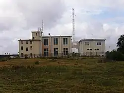 Vue du relais de radiodiffusion avec son antenne principale.