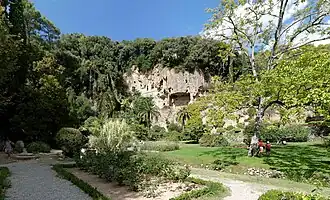 Vue panoramique du parc, des grottes troglodytiques et de la cascade.