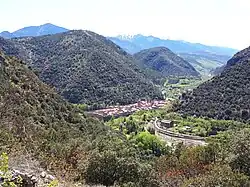 Villefranche-de-Conflent, où la Têt a creusé une gorge profonde dans le calcaire du Dévonien.