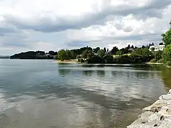 La rive orientale du lac.