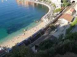 Train et halle à marchandises.