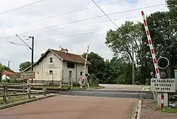 Passage à niveau de la Ligne d'Is-sur-Tille à Culmont - Chalindrey et l'ancienne maison du garde-barrière.